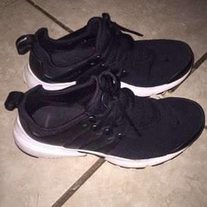 Size 6 black nike sneakers